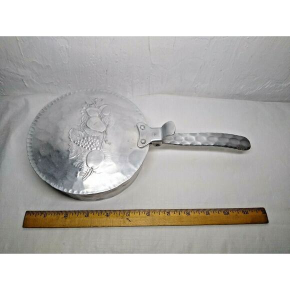 Vintage Everlast Metal 552 Hand Forged Aluminum Butler Pan Fruit Pattern - Picture 6 of 6
